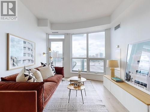 811 - 195 Bonis Avenue, Toronto, ON - Indoor Photo Showing Living Room