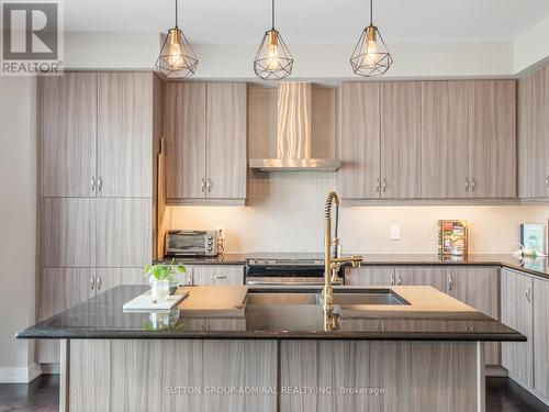 3 Glenngarry Crescent, Vaughan, ON - Indoor Photo Showing Kitchen With Double Sink With Upgraded Kitchen