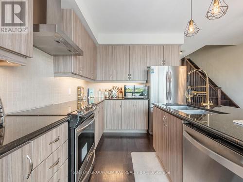 3 Glenngarry Crescent, Vaughan, ON - Indoor Photo Showing Kitchen With Stainless Steel Kitchen With Double Sink With Upgraded Kitchen