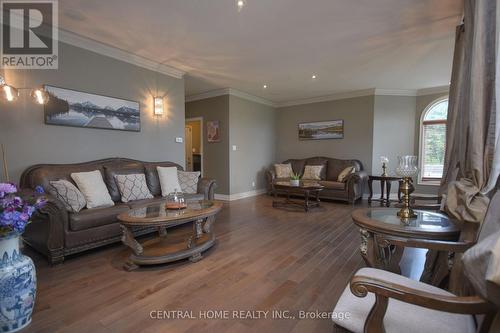 70 Kilkenny Trail S, Bradford West Gwillimbury, ON - Indoor Photo Showing Living Room