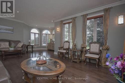 70 Kilkenny Trail S, Bradford West Gwillimbury, ON - Indoor Photo Showing Living Room