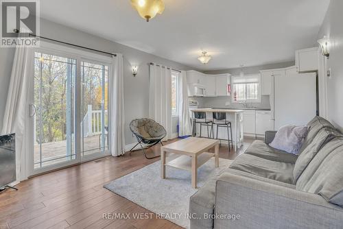 428 Barnes Avenue, Tay, ON - Indoor Photo Showing Living Room