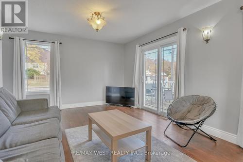 428 Barnes Avenue, Tay, ON - Indoor Photo Showing Living Room