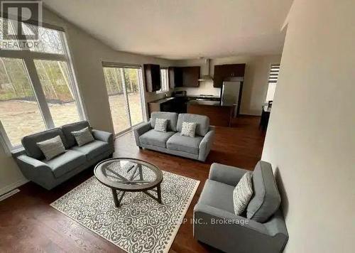 3217 Mosley Street, Wasaga Beach, ON - Indoor Photo Showing Living Room