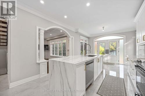 192 Kimber Crescent W, Vaughan, ON - Indoor Photo Showing Kitchen With Upgraded Kitchen