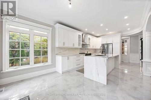 192 Kimber Crescent W, Vaughan, ON - Indoor Photo Showing Kitchen With Upgraded Kitchen