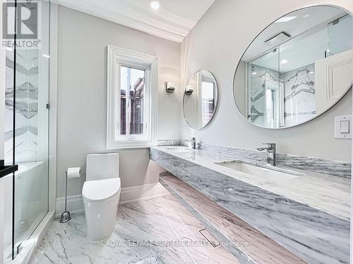 411 Concord Avenue, Toronto, ON - Indoor Photo Showing Bathroom