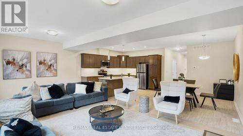 7197 Parsa Street E, Niagara Falls, ON - Indoor Photo Showing Living Room