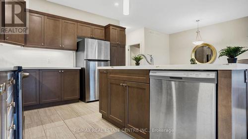 7197 Parsa Street E, Niagara Falls, ON - Indoor Photo Showing Kitchen