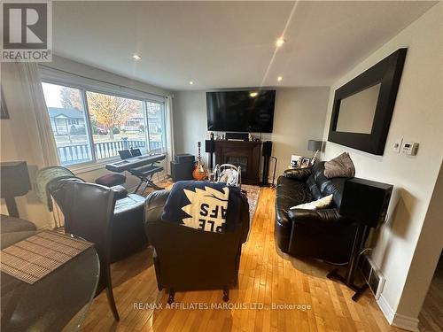 1218 Leonard Street, Cornwall (717 - Cornwall), ON - Indoor Photo Showing Living Room