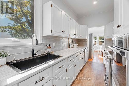 22384 Pratt Siding Road, Southwest Middlesex, ON - Indoor Photo Showing Kitchen With Upgraded Kitchen