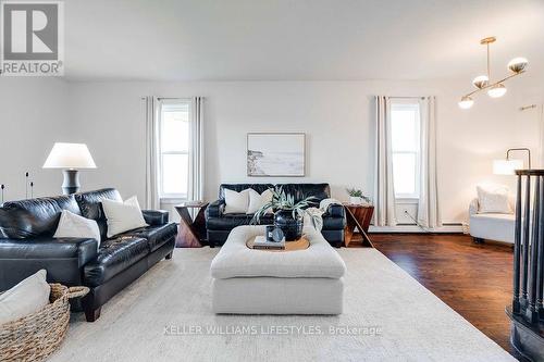 22384 Pratt Siding Road, Southwest Middlesex, ON - Indoor Photo Showing Living Room