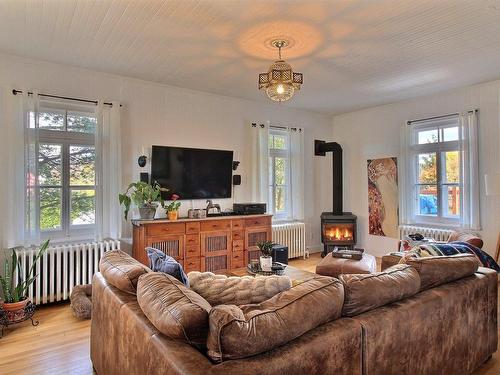 Living room - 101 Rue Lapointe, Clermont, QC - Indoor Photo Showing Living Room With Fireplace