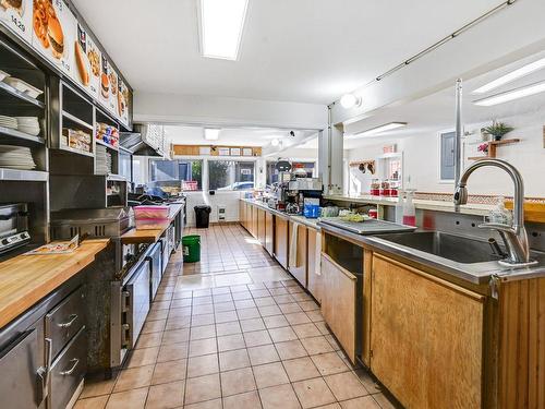 Restaurant - 71  - 77 Rue St-Paul, Saint-Jean-Sur-Richelieu, QC - Indoor Photo Showing Kitchen