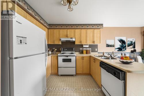 4 Riverwood Street, Whitby (Pringle Creek), ON - Indoor Photo Showing Kitchen With Double Sink