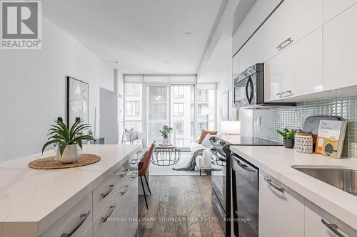 1205 - 126 Simcoe Street, Toronto, ON - Indoor Photo Showing Kitchen With Upgraded Kitchen