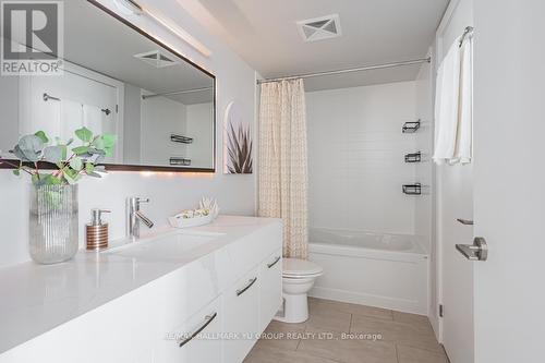 1205 - 126 Simcoe Street, Toronto, ON - Indoor Photo Showing Bathroom