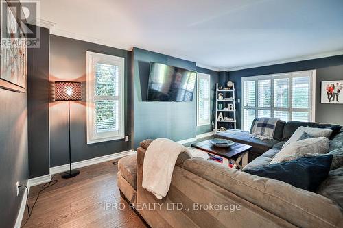 8 Carriage Lane, Clarington, ON - Indoor Photo Showing Living Room