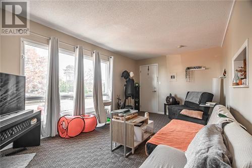 632 First Avenue, Pembroke, ON - Indoor Photo Showing Living Room