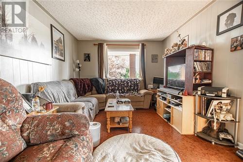 632 First Avenue, Pembroke, ON - Indoor Photo Showing Living Room