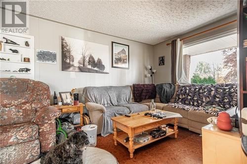 632 First Avenue, Pembroke, ON - Indoor Photo Showing Living Room