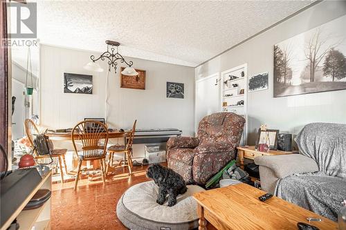 632 First Avenue, Pembroke, ON - Indoor Photo Showing Living Room