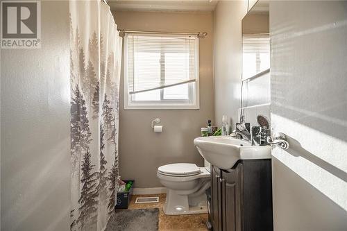 632 First Avenue, Pembroke, ON - Indoor Photo Showing Bathroom