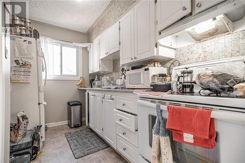 632 First Avenue, Pembroke, ON - Indoor Photo Showing Kitchen