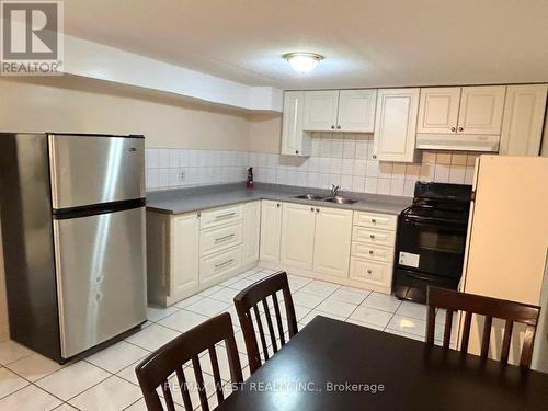 184 Folkstone Crescent, Brampton, ON - Indoor Photo Showing Kitchen With Double Sink