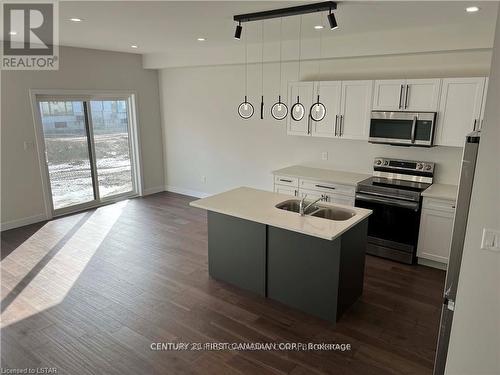 140 Doan Drive, Middlesex Centre (Kilworth), ON - Indoor Photo Showing Kitchen With Double Sink