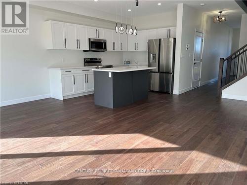 140 Doan Drive, Middlesex Centre (Kilworth), ON - Indoor Photo Showing Kitchen With Stainless Steel Kitchen With Upgraded Kitchen