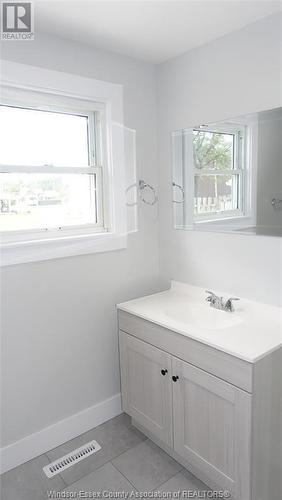 131 Alma Unit# A & B, Amherstburg, ON - Indoor Photo Showing Bathroom