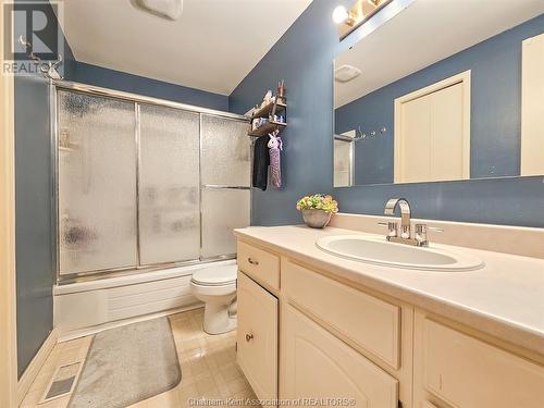 56 Collegiate Drive, Chatham, ON - Indoor Photo Showing Bathroom