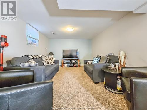 56 Collegiate Drive, Chatham, ON - Indoor Photo Showing Living Room