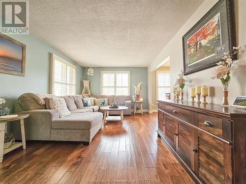 56 Collegiate Drive, Chatham, ON - Indoor Photo Showing Living Room