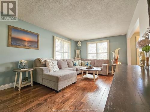 56 Collegiate Drive, Chatham, ON - Indoor Photo Showing Living Room