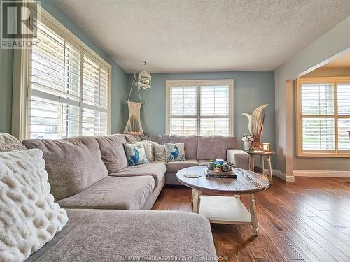 56 Collegiate Drive, Chatham, ON - Indoor Photo Showing Living Room