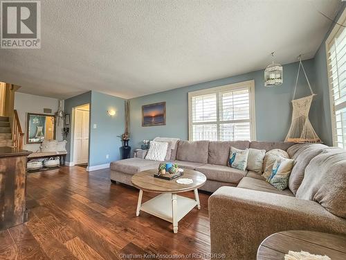 56 Collegiate Drive, Chatham, ON - Indoor Photo Showing Living Room