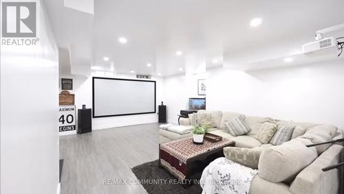 63 Buxton Lane, Clarington, ON - Indoor Photo Showing Living Room