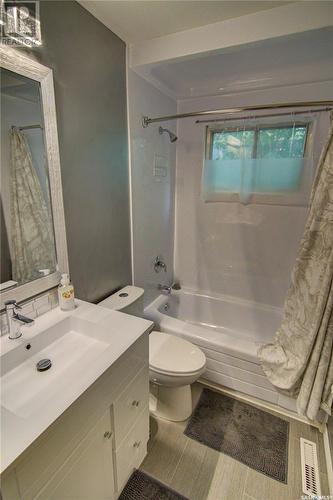 1114 13Th Avenue Nw, Moose Jaw, SK - Indoor Photo Showing Bathroom