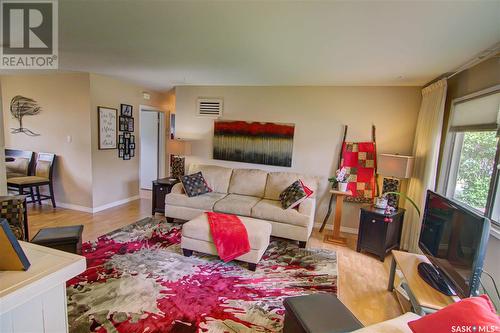 1114 13Th Avenue Nw, Moose Jaw, SK - Indoor Photo Showing Living Room