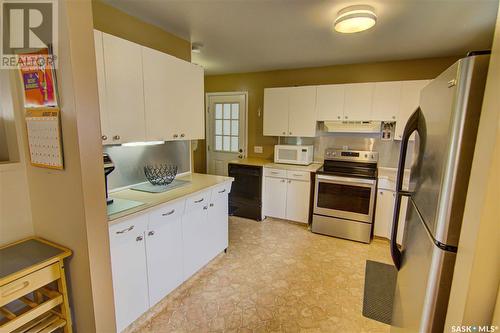 1114 13Th Avenue Nw, Moose Jaw, SK - Indoor Photo Showing Kitchen