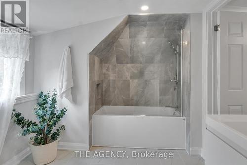 104 Fairholt Road S, Hamilton, ON - Indoor Photo Showing Bathroom