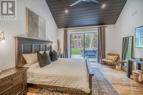 1025 Davis Drive, Gravenhurst, ON - Indoor Photo Showing Bedroom