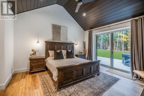 1025 Davis Drive, Gravenhurst, ON - Indoor Photo Showing Bedroom