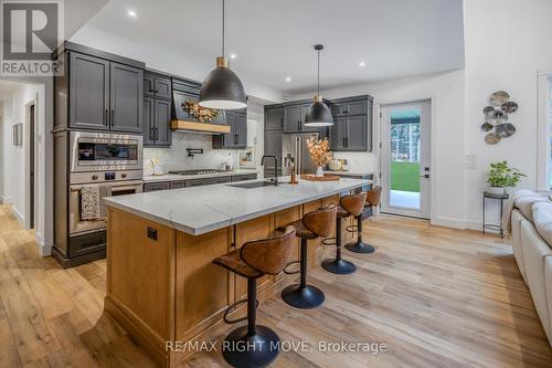 1025 Davis Drive, Gravenhurst, ON - Indoor Photo Showing Kitchen With Upgraded Kitchen