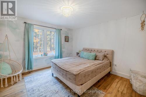 1025 Davis Drive, Gravenhurst, ON - Indoor Photo Showing Bedroom