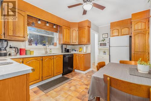 11 Pleasantville Avenue, St. John'S, NL - Indoor Photo Showing Kitchen