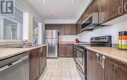 33 Latchford Way, Whitby (Pringle Creek), ON - Indoor Photo Showing Kitchen With Double Sink