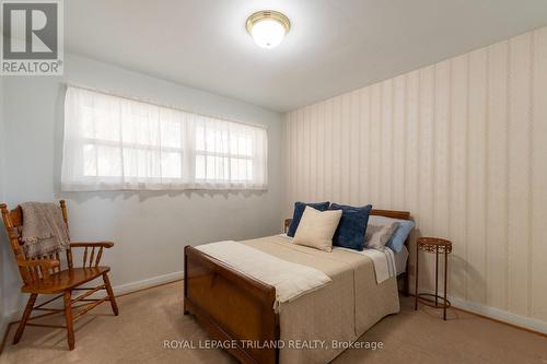 1833 Whitehall Drive, London, ON - Indoor Photo Showing Bedroom